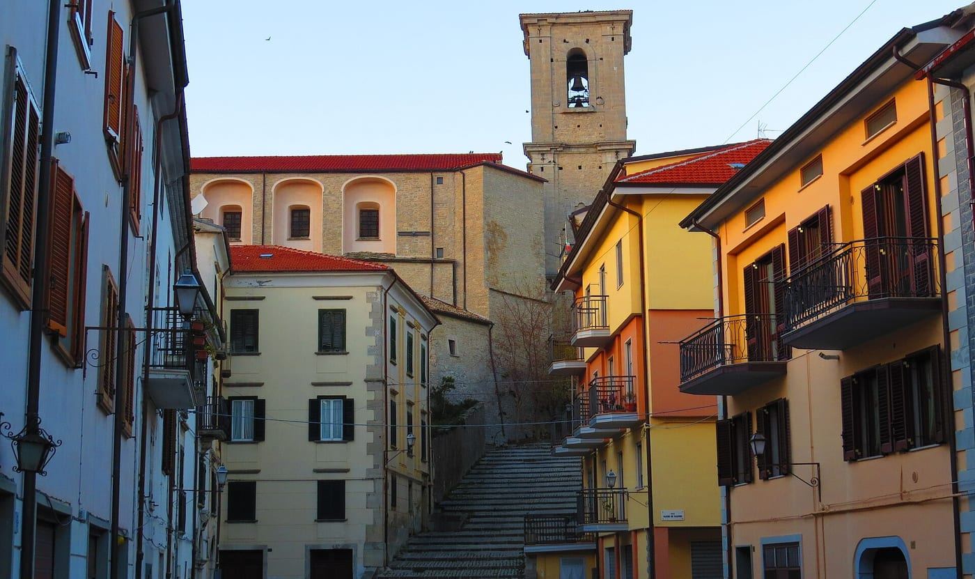 La chiesa e le scale