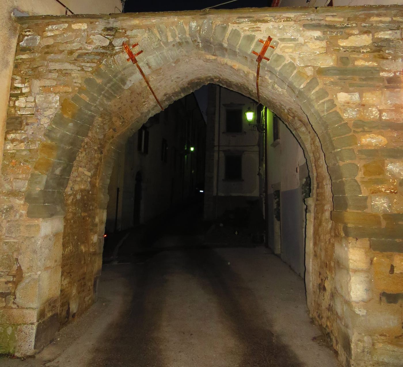Un arco di pietra tra le case di Agnone