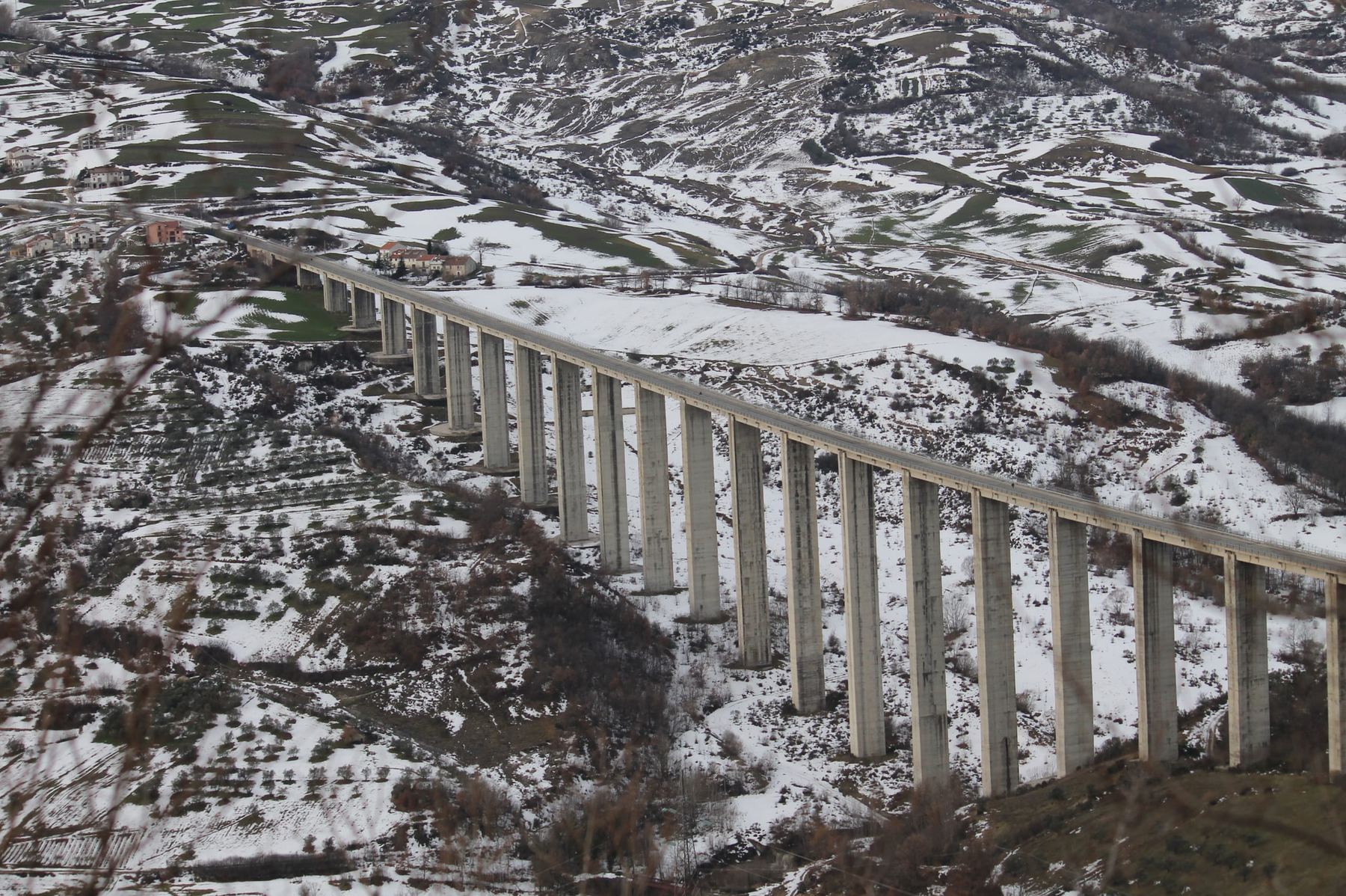 Il ponte sul Verrino ad Agnone, nella neve