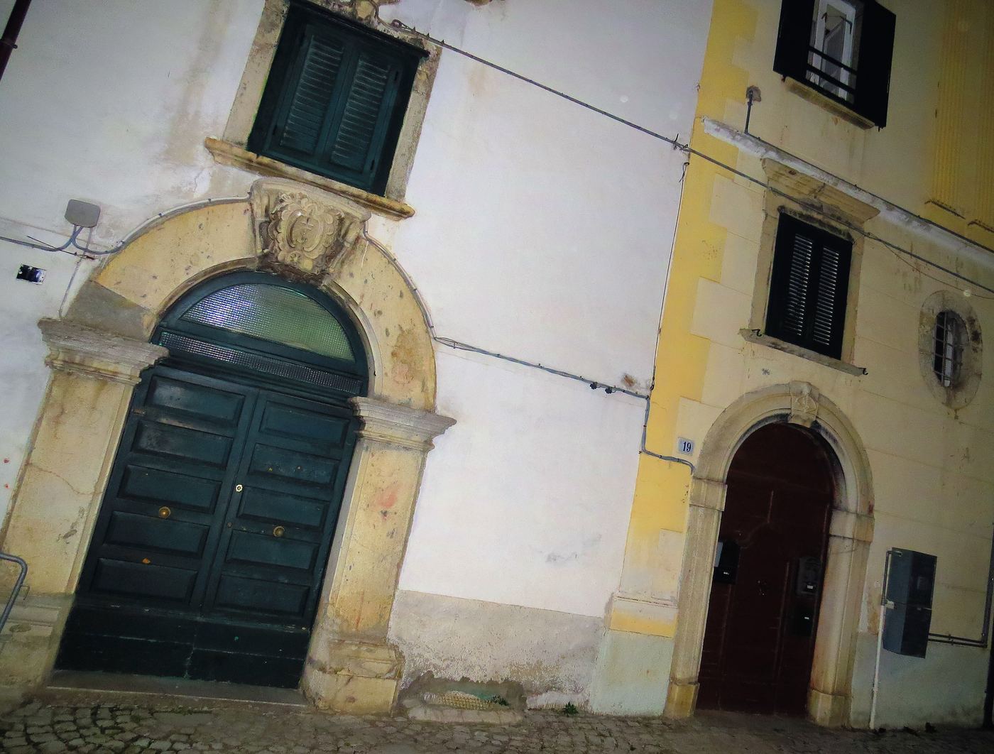 Un portale in pietra