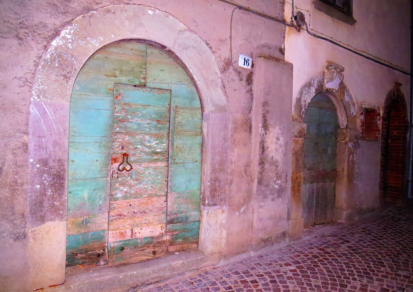 Un portone del paese