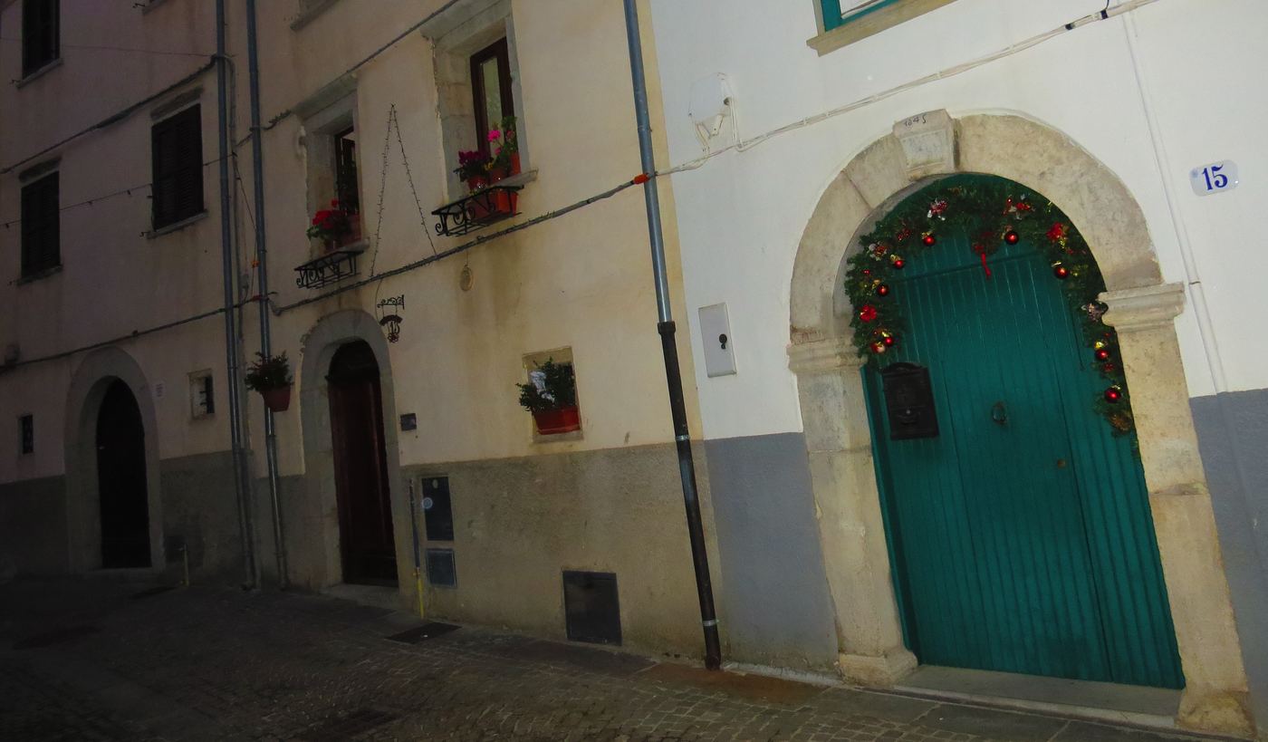 Un portale in pietra con la porta verde, ad Agnone