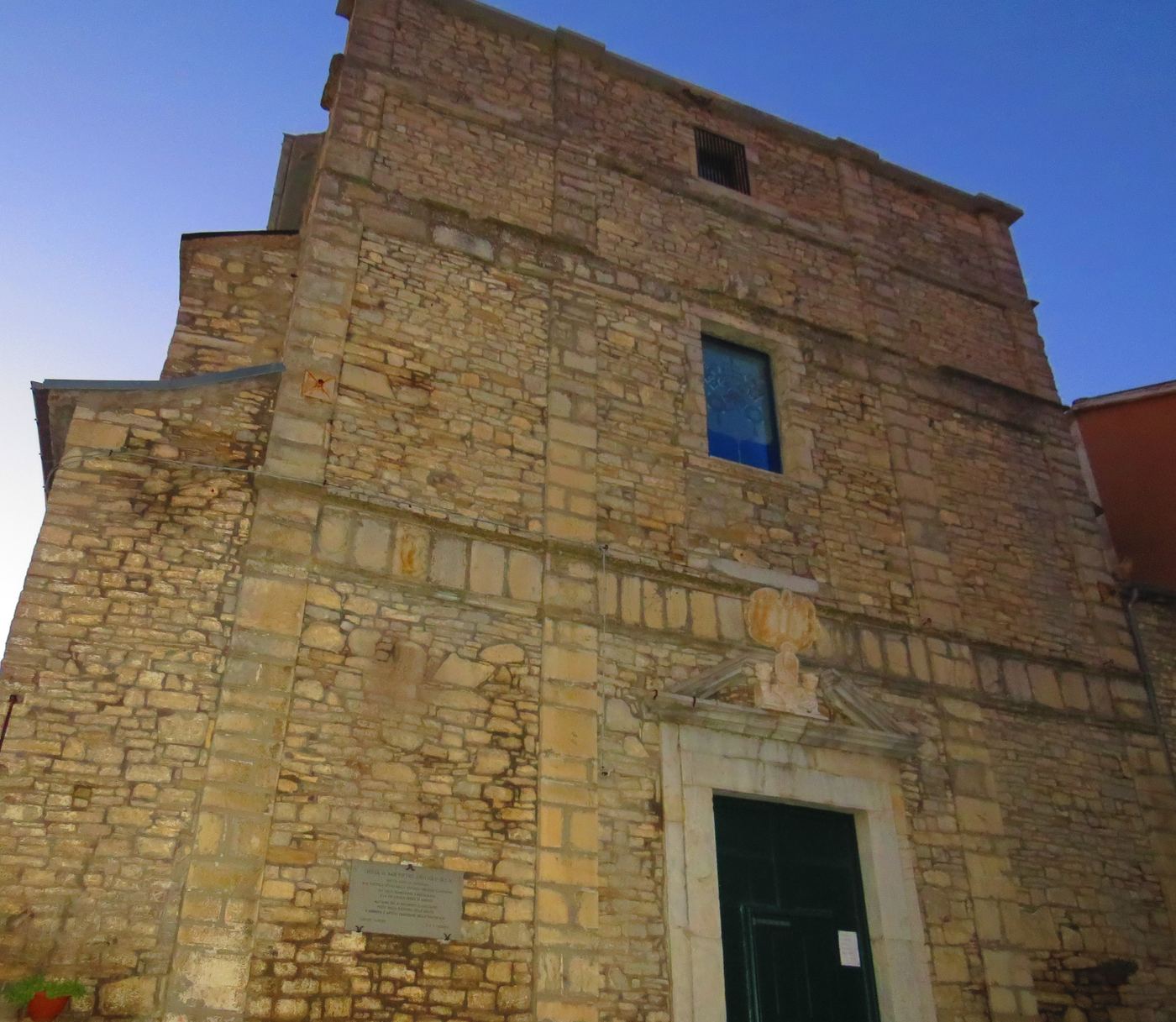 La facciata in pietra della chiesa di San Pietro, ad Agnone